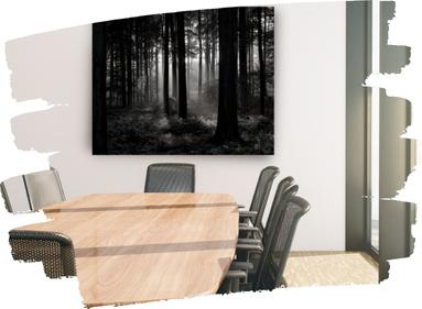 Tableau forêt noir et blanc dans un bureau