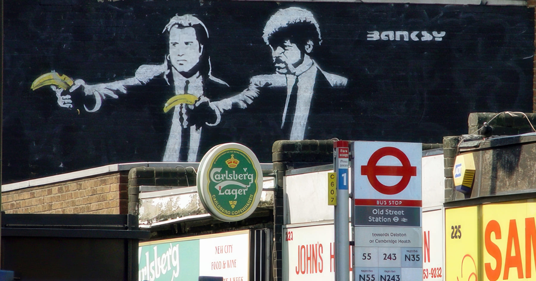 Photo de l'oeuvre de Banksy "Pulp Fiction" apparue en 2002 sur un mur de Old Street à Londres